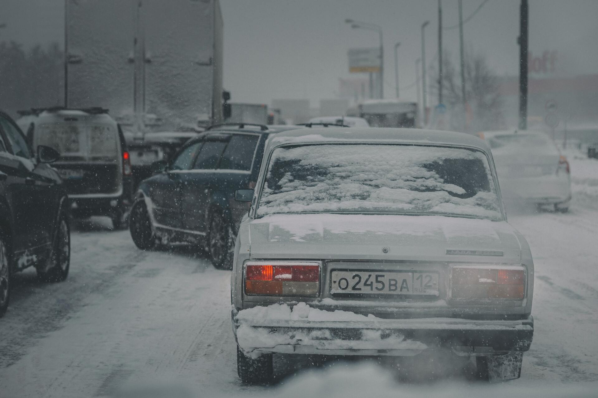 Не стоит торопиться. Московским водителям рассказали, когда менять резину