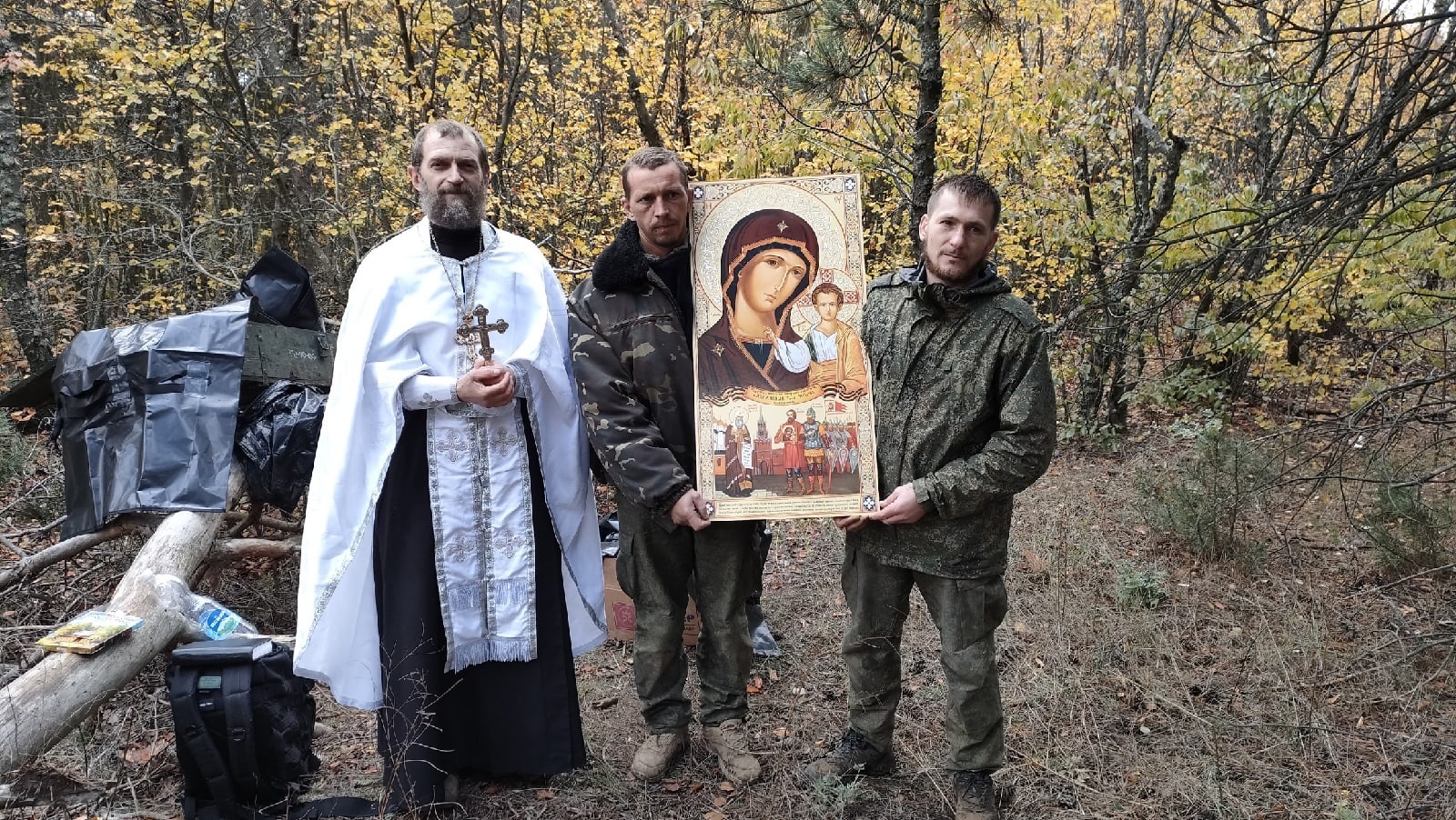 Российский священник покрестил солдата в мешке для трупов. И нашёл этому объяснение