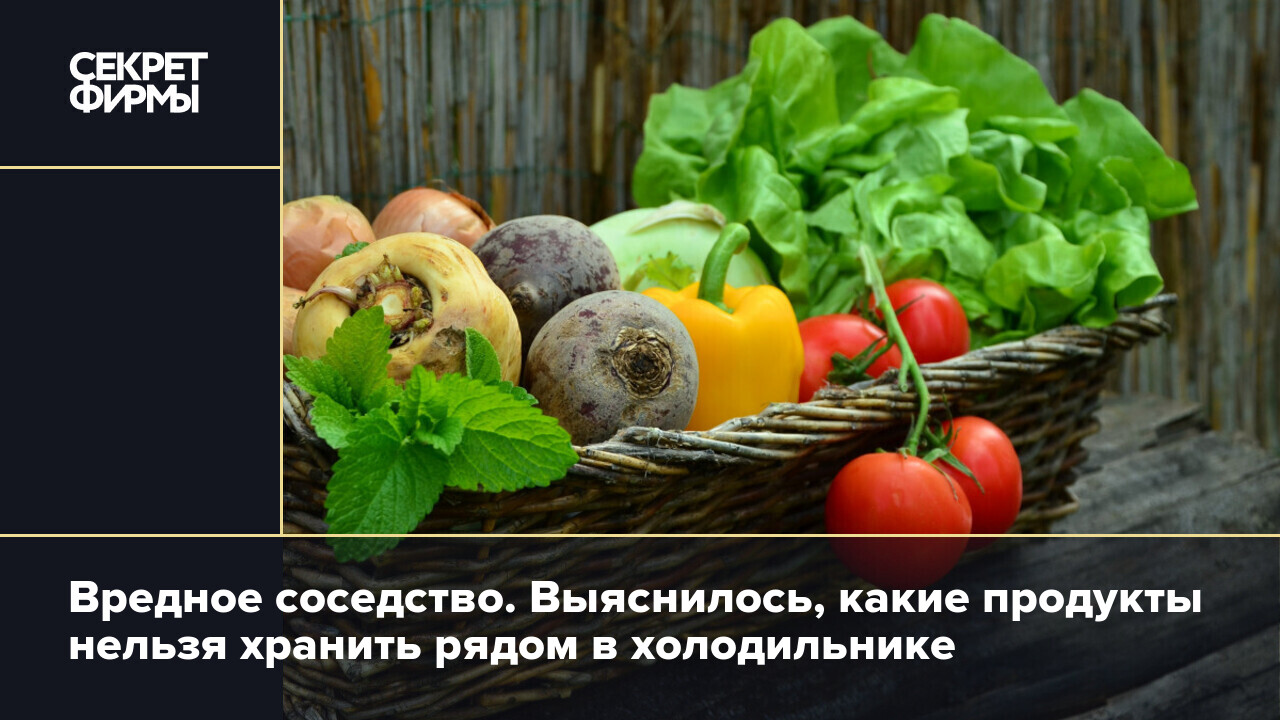 Голая на кухонном столе