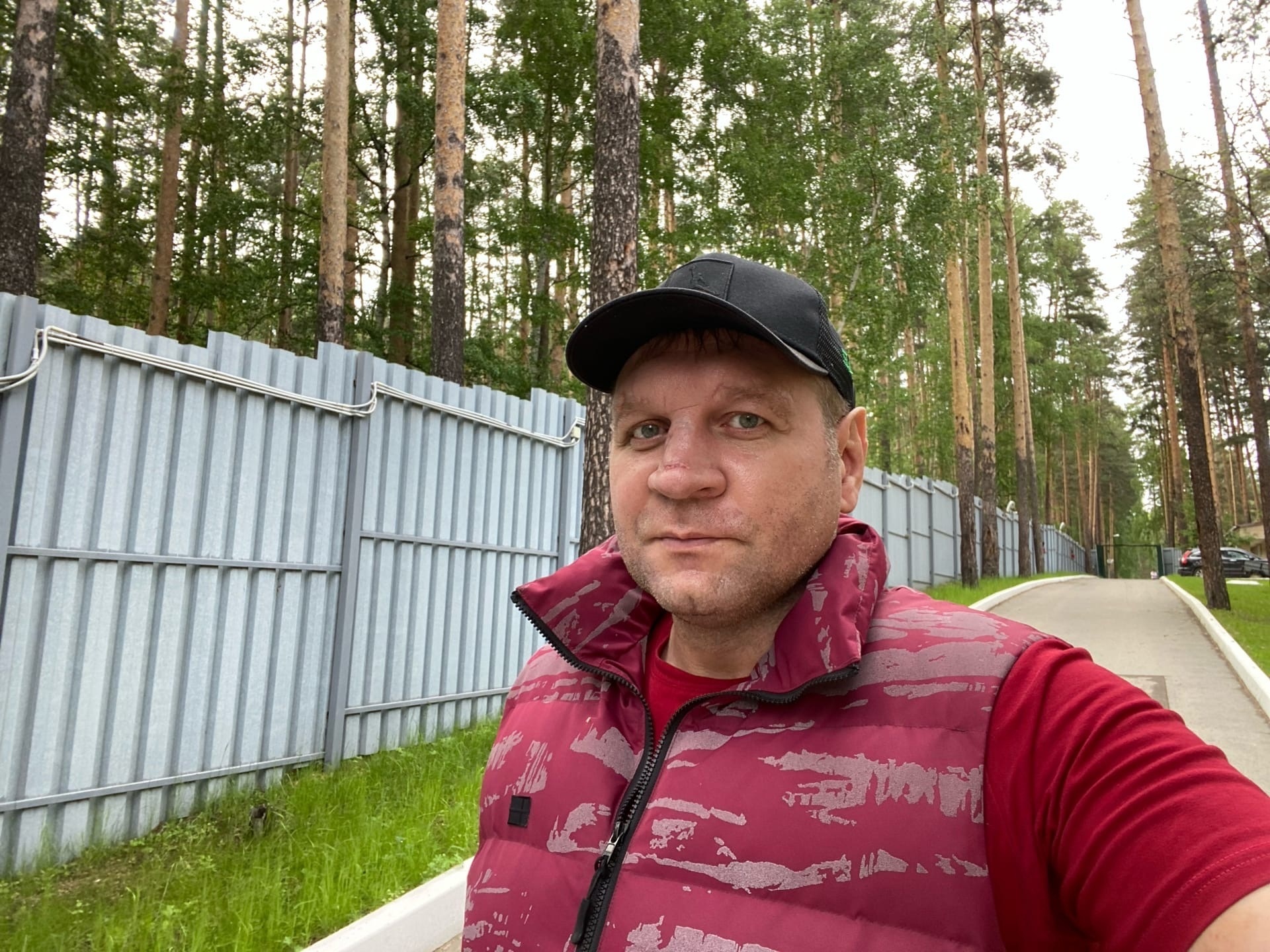 Боец Александр Емельяненко предложил журналистам вариант подработки. Нужно лишь последить за ним год