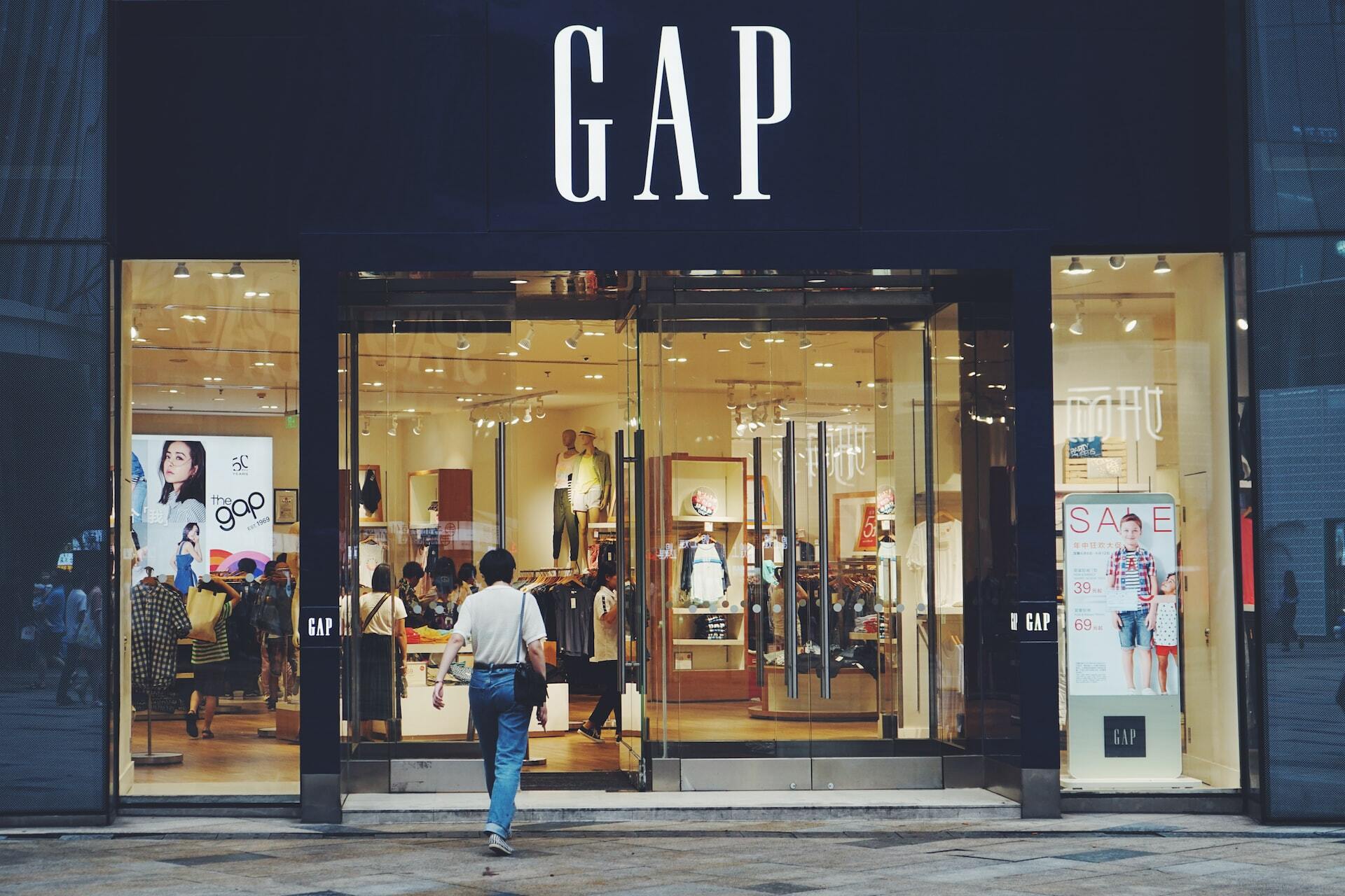 Магазинов одежды Gap стало заметно меньше. Компания тихо уходит из России