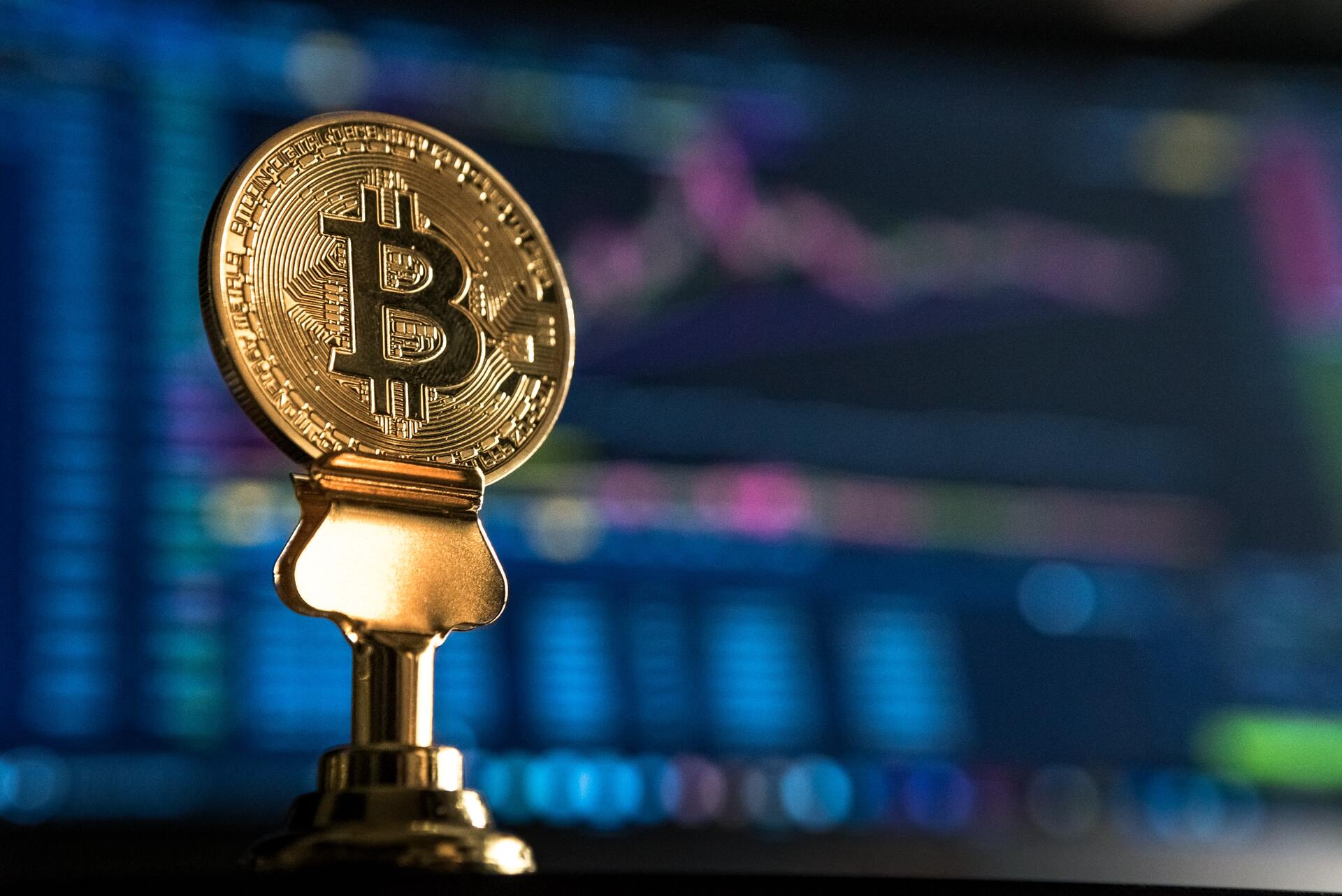 Биткоин рухнул на четверть. Что будет дальше с криптой