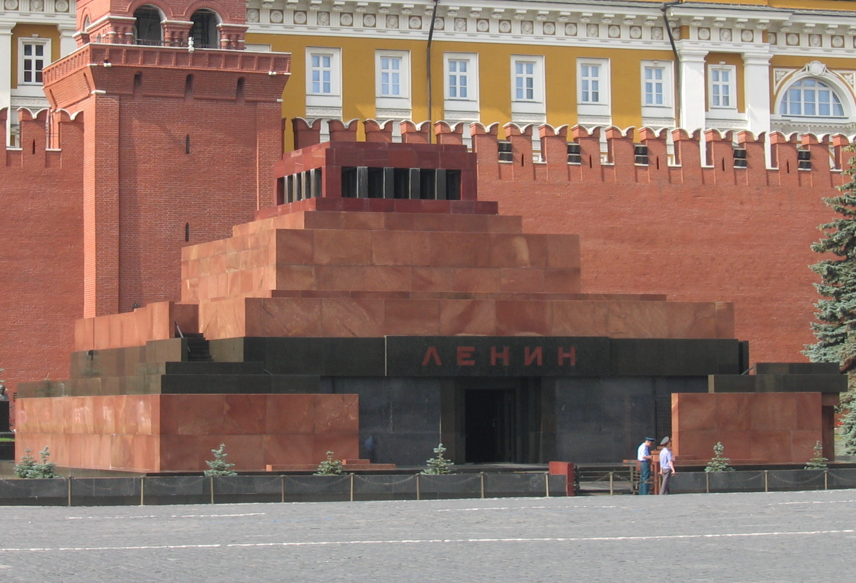 В Москве задержали людей, молившихся за Ленина. Полиция решила, что это пикет