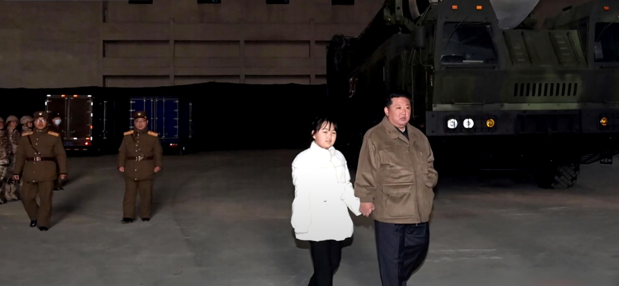Ким Чен Ын привёл дочь на запуск баллистической ракеты