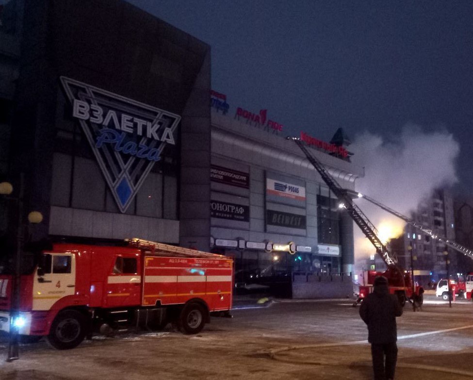 В Красноярске загорелся торговый центр. Обошлось без жертв