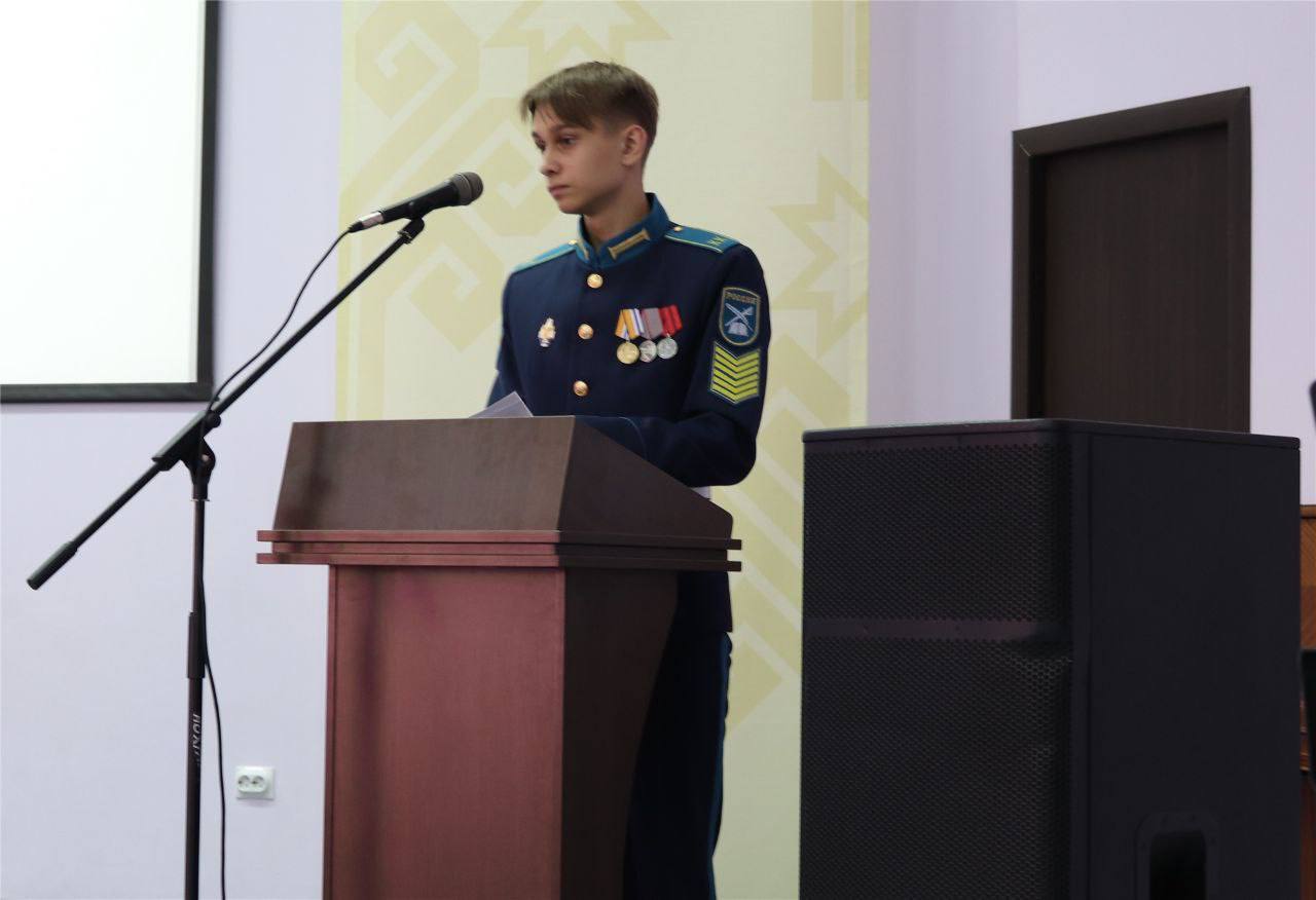 Сын российского чиновника устроил слежку за учительницей из-за плохих оценок