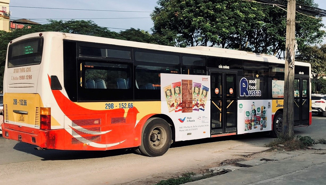 На улицы Вьетнама вышли автобусы с рекламой российских продуктов