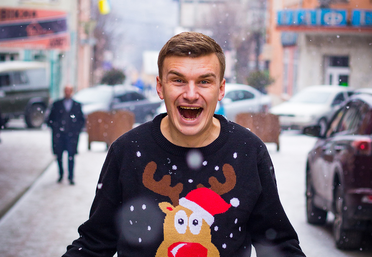 Дизайнер перечислил самые немодные свитеры. Оленей и снежинки на помойку
