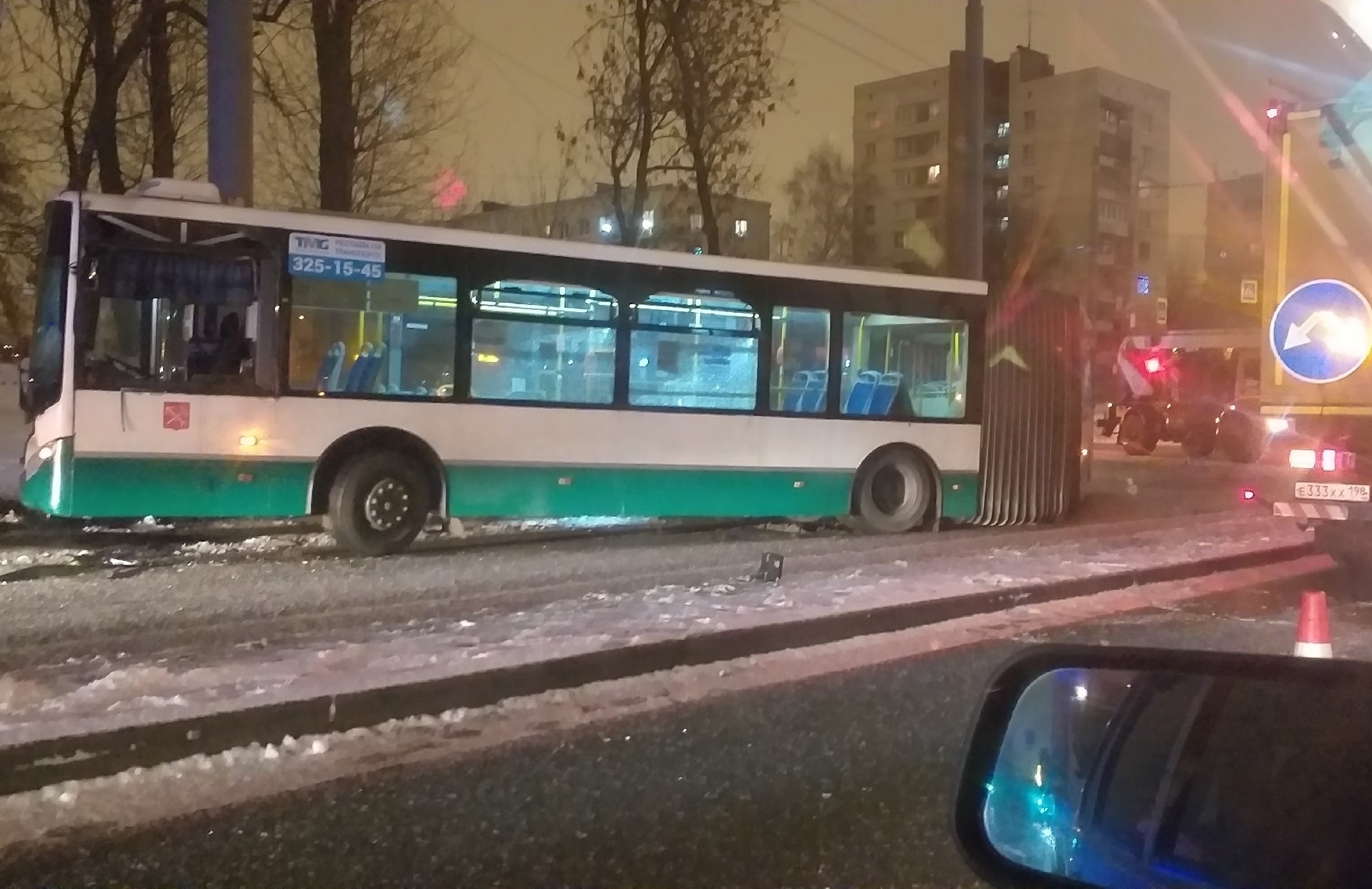 водитель ведет автобус а корабль