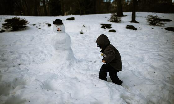 Чем заняться с детьми зимой на свежем воздухе?