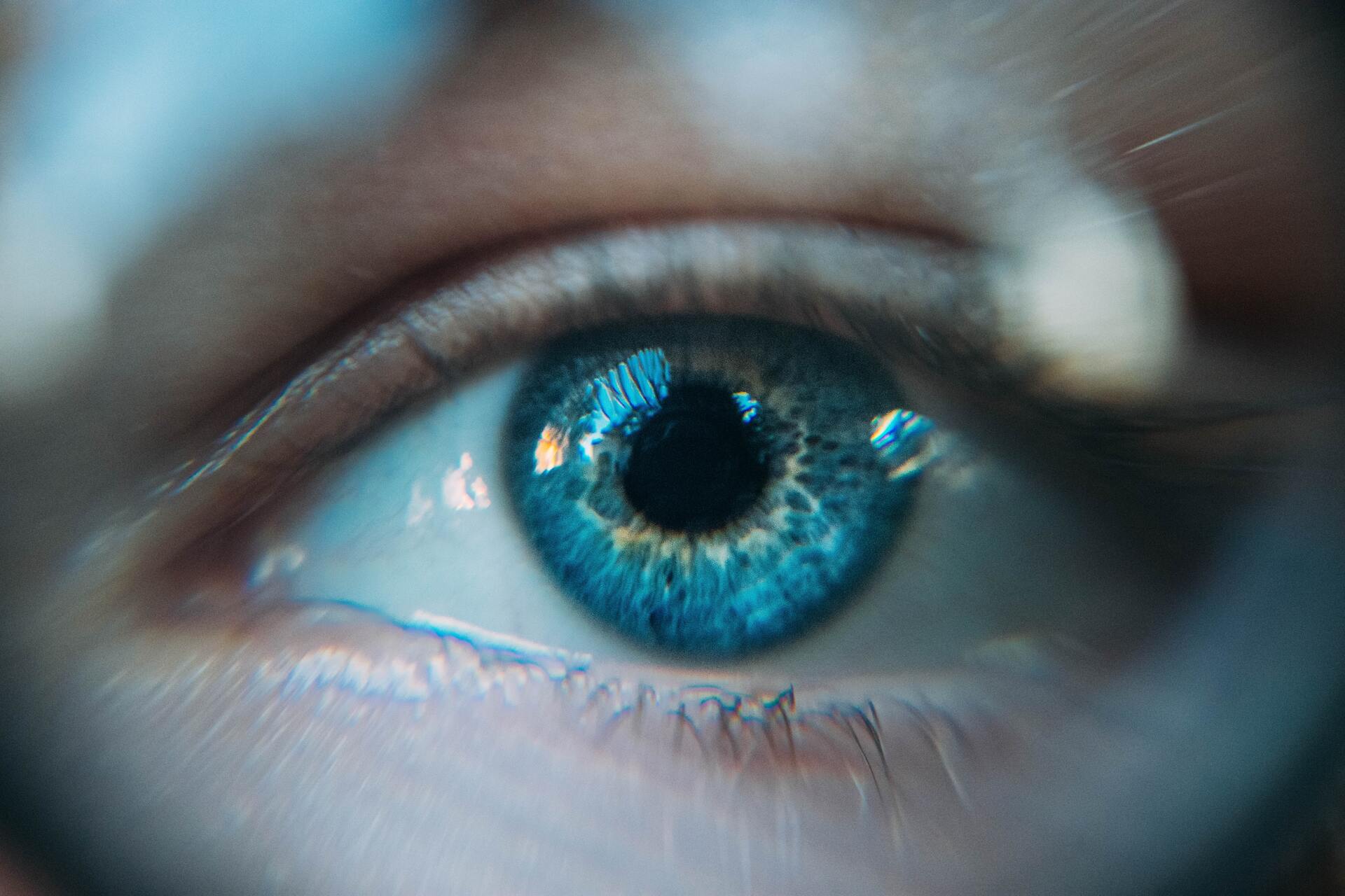 Названа связь между головной болью и проблемами с глазами