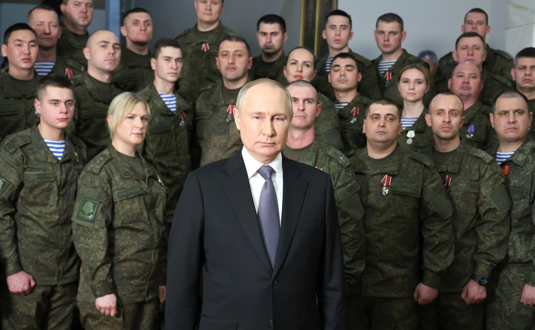 Стали известны имена военных, стоявших за спиной Путина во время новогоднего обращения