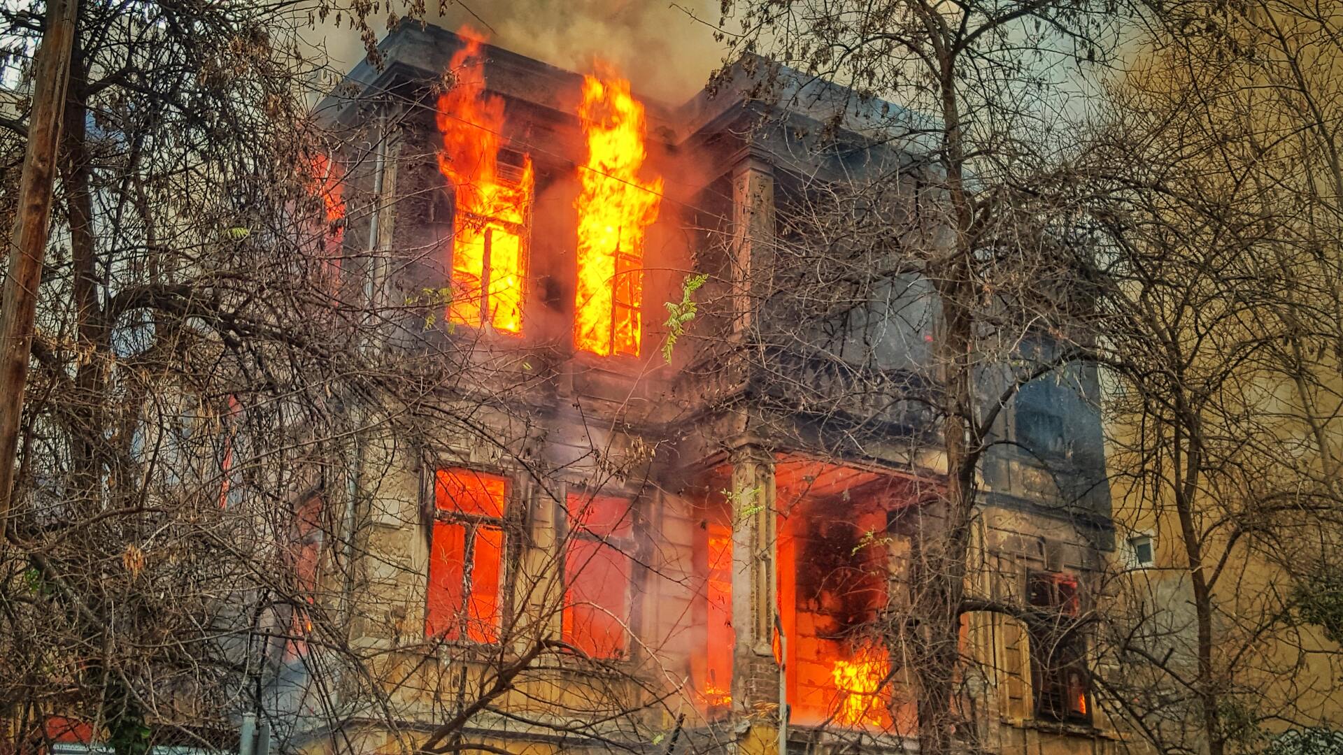 8 детей чуть не сгорели в многоэтажке в Чебоксарах