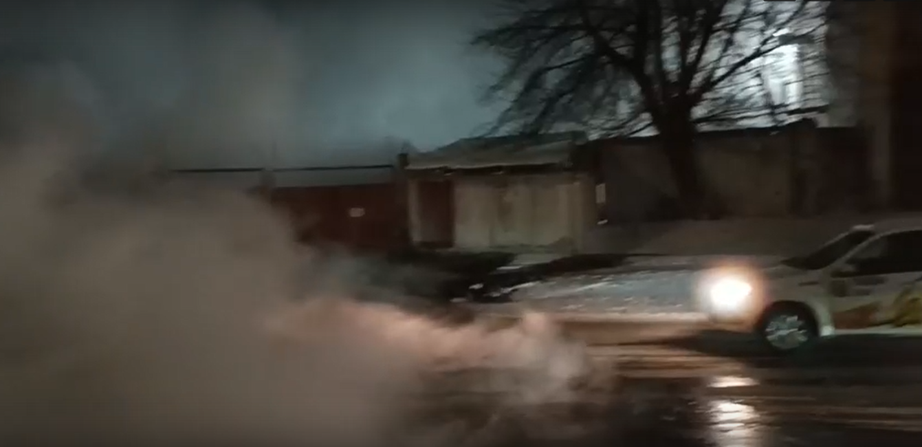 Машина с людьми провалилась в яму с кипятком в российском городе