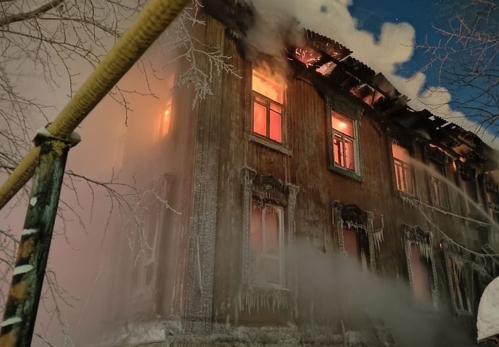 В российском городе сгорел деревянный дом на 15 квартир. Под завалами нашли погибших