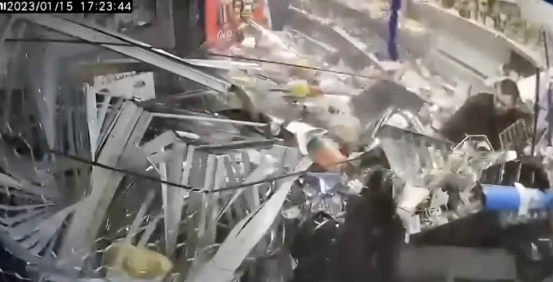Машина влетела в продуктовый магазин в российском городе. Чудом никто не погиб