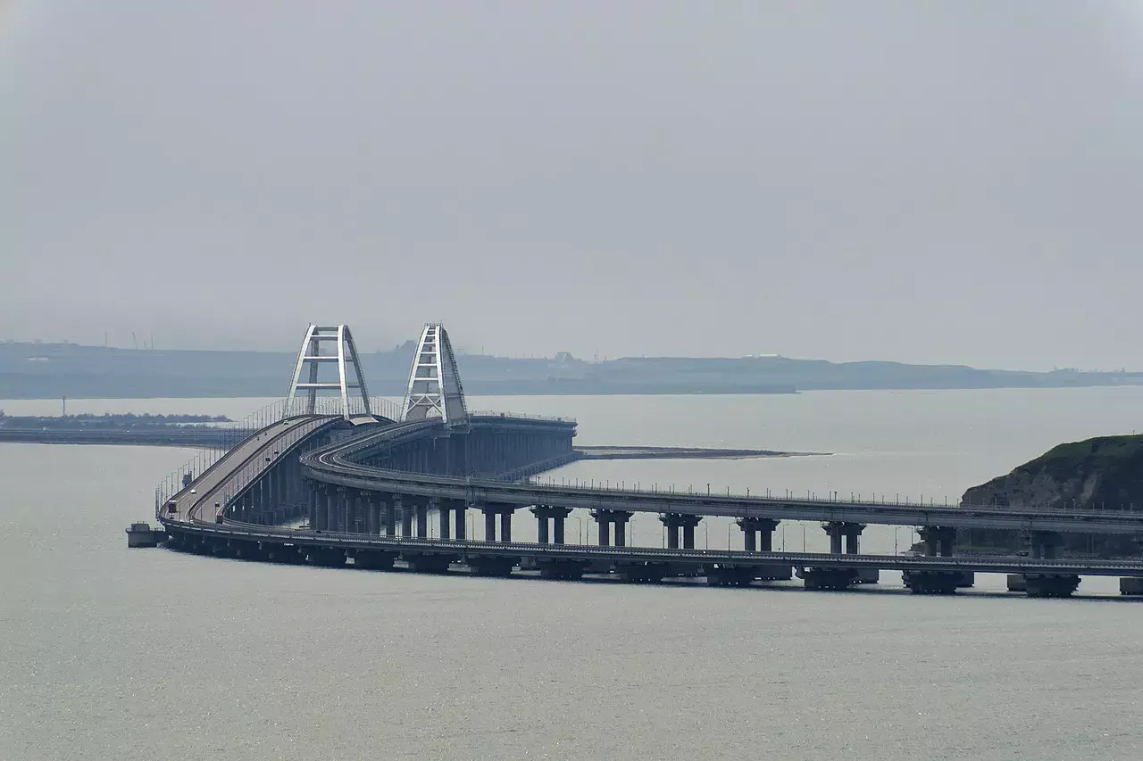 По Крымскому мосту возобновили движение