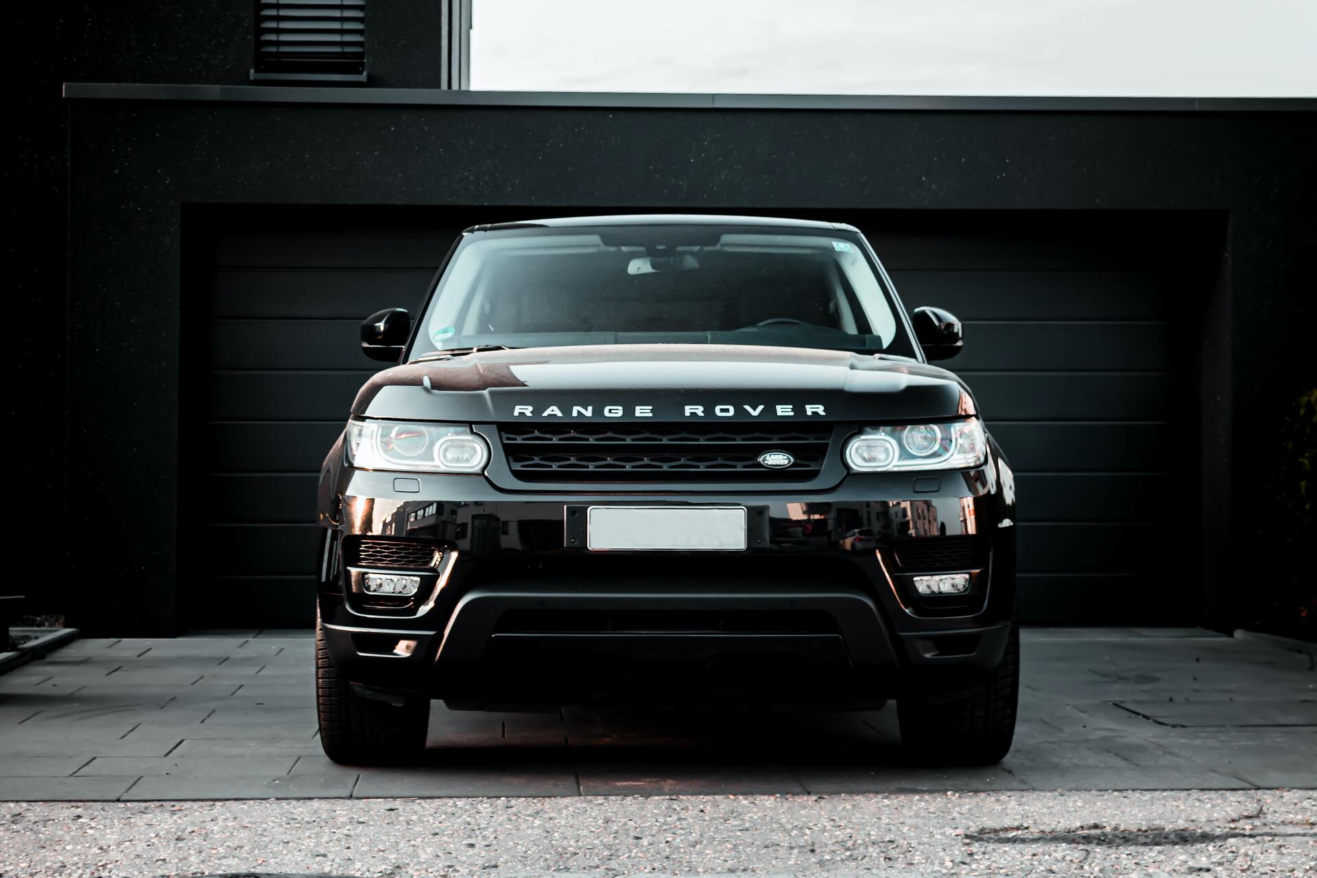 Российские школьники сожгли Range Rover бизнесмена. На радость заказчику