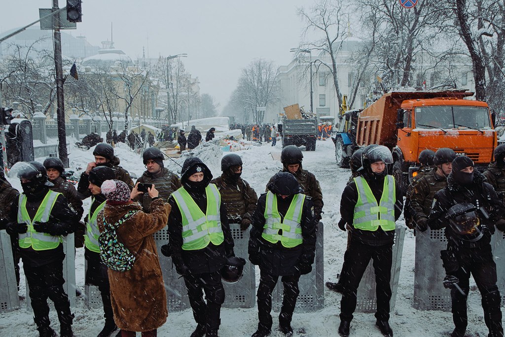 Российская пенсионерка-радикалка избила полицейских прямо в дежурной части