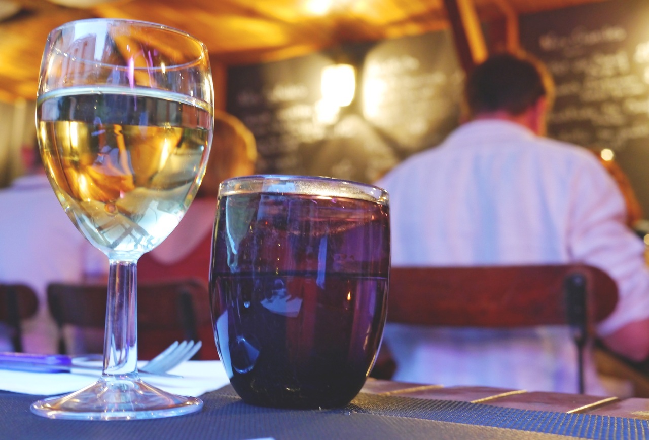 Sohu: привычка выпивать бокал белого вина за ужином плохо влияет на размер мозга