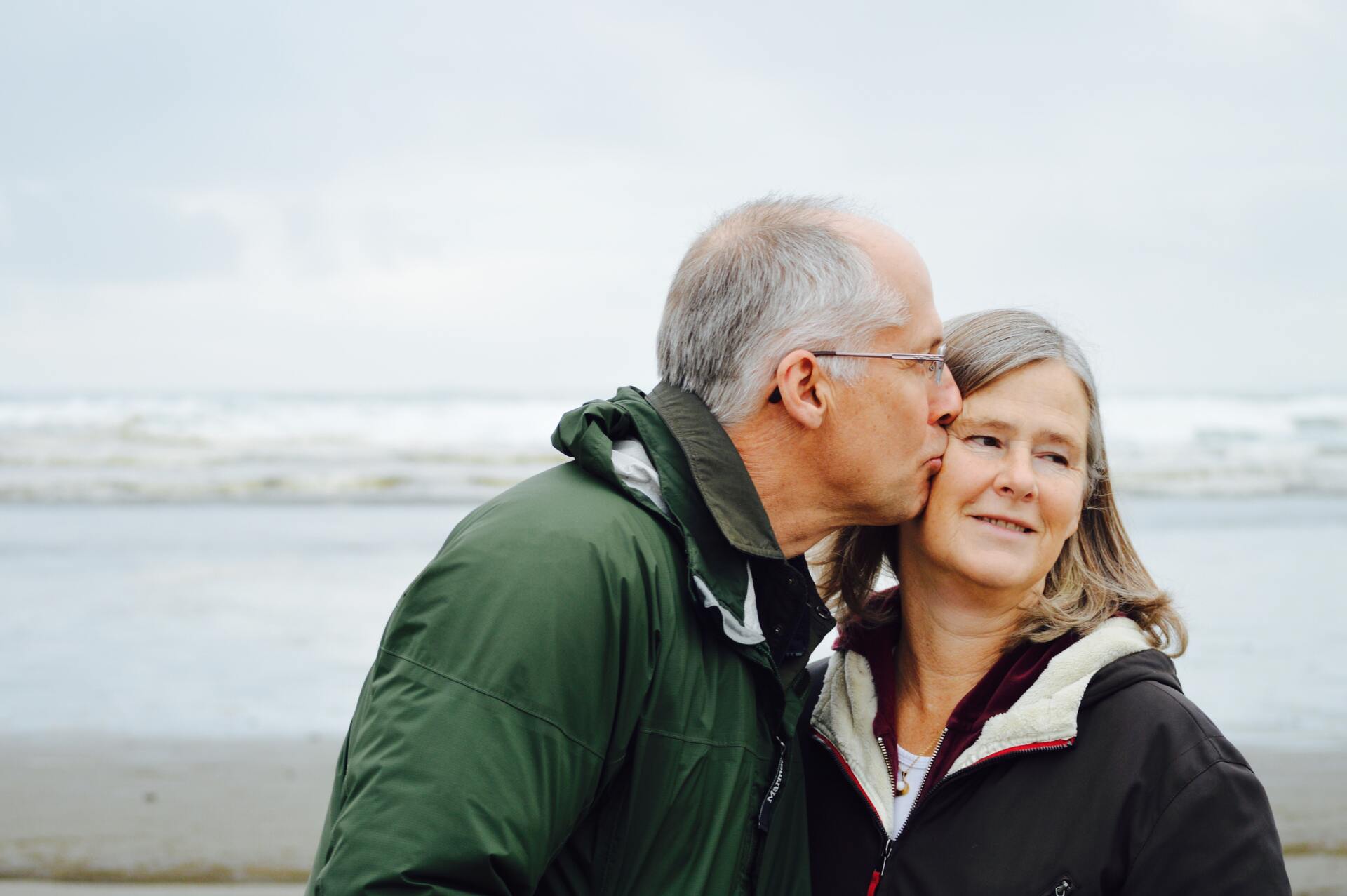 Journal of Aging and Health: длительный брак спасает от деменции в 90% случаев