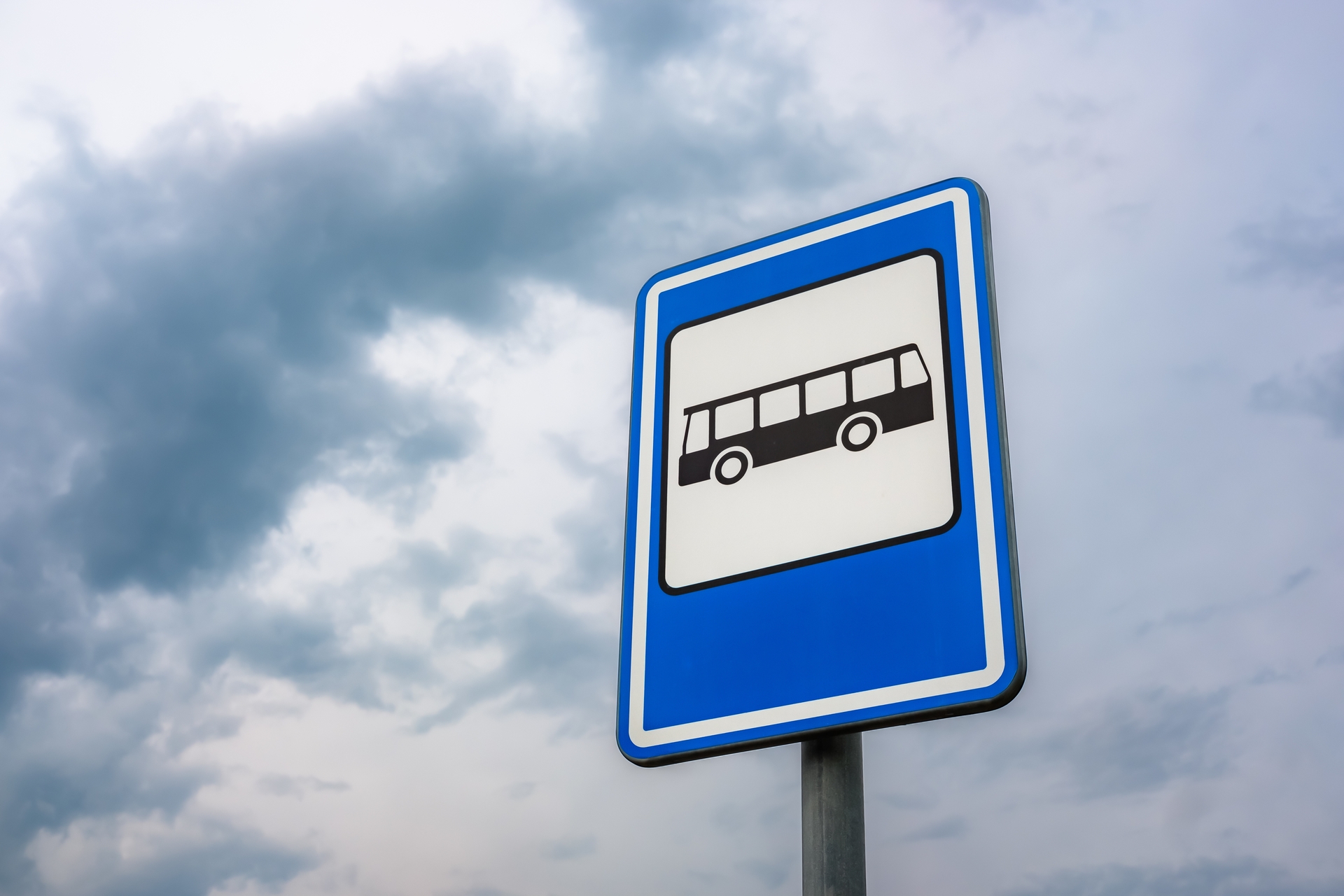 В Омске кондуктор чуть не выгнала школьника из автобуса из-за наклейки на проездном