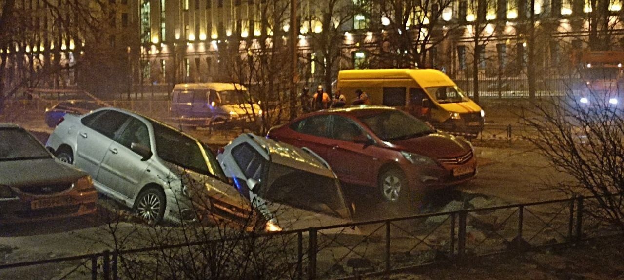 Две машины на стоянке в Петербурге провалились в яму с кипятком