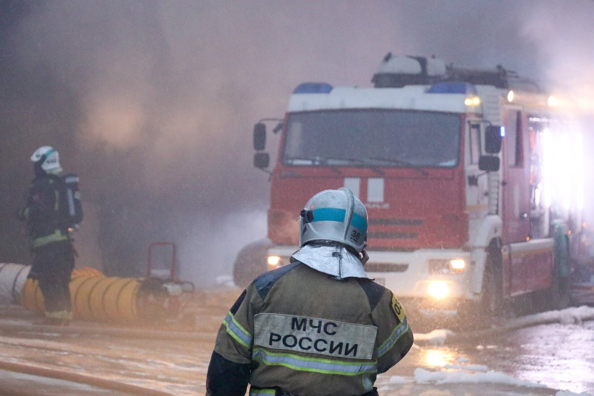 Крупный пожар произошёл на московском строительном рынке