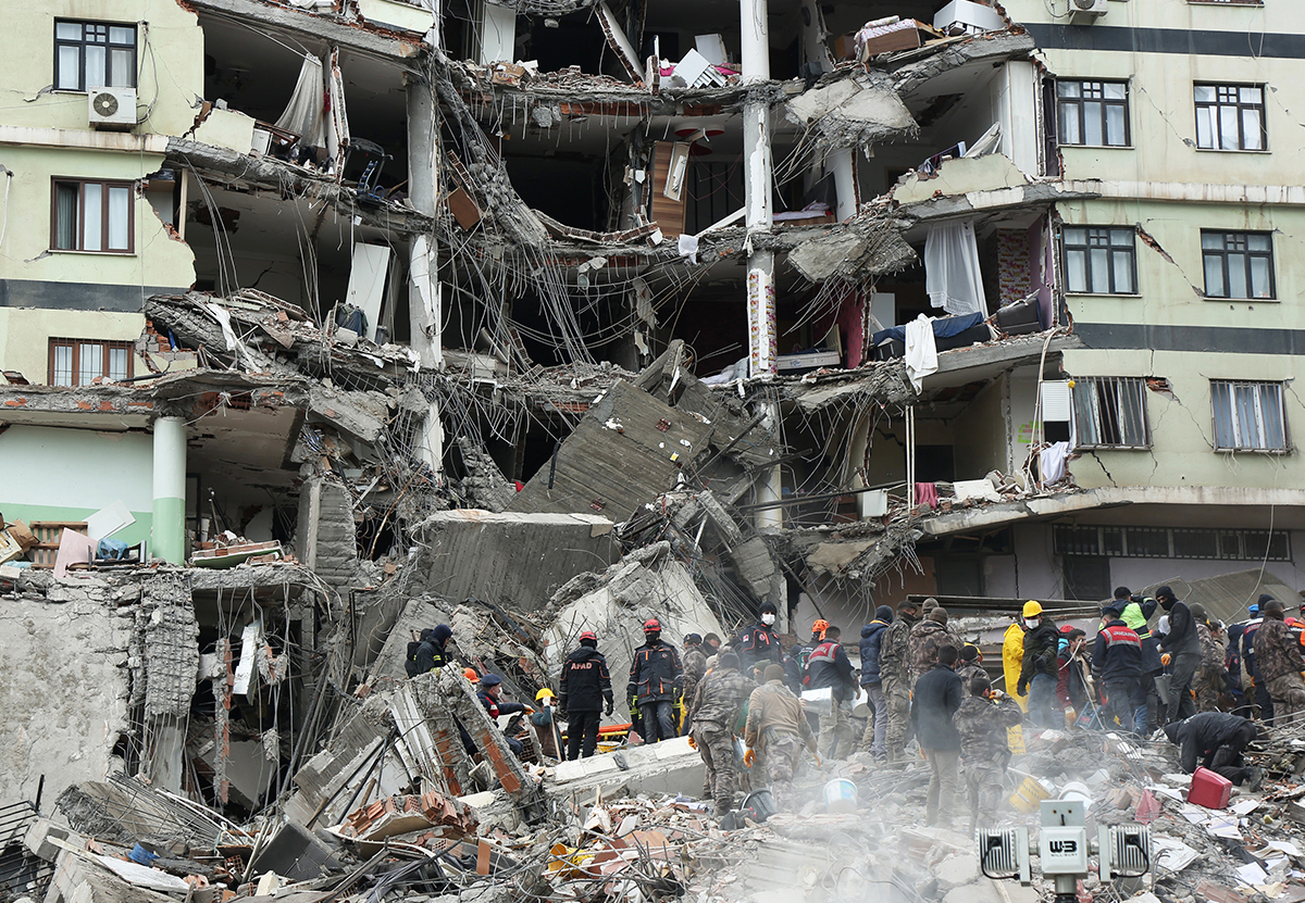 Землетрясение в Турции и Сирии унесло жизни около 2 тысяч человек. Тысячи домов рухнули
