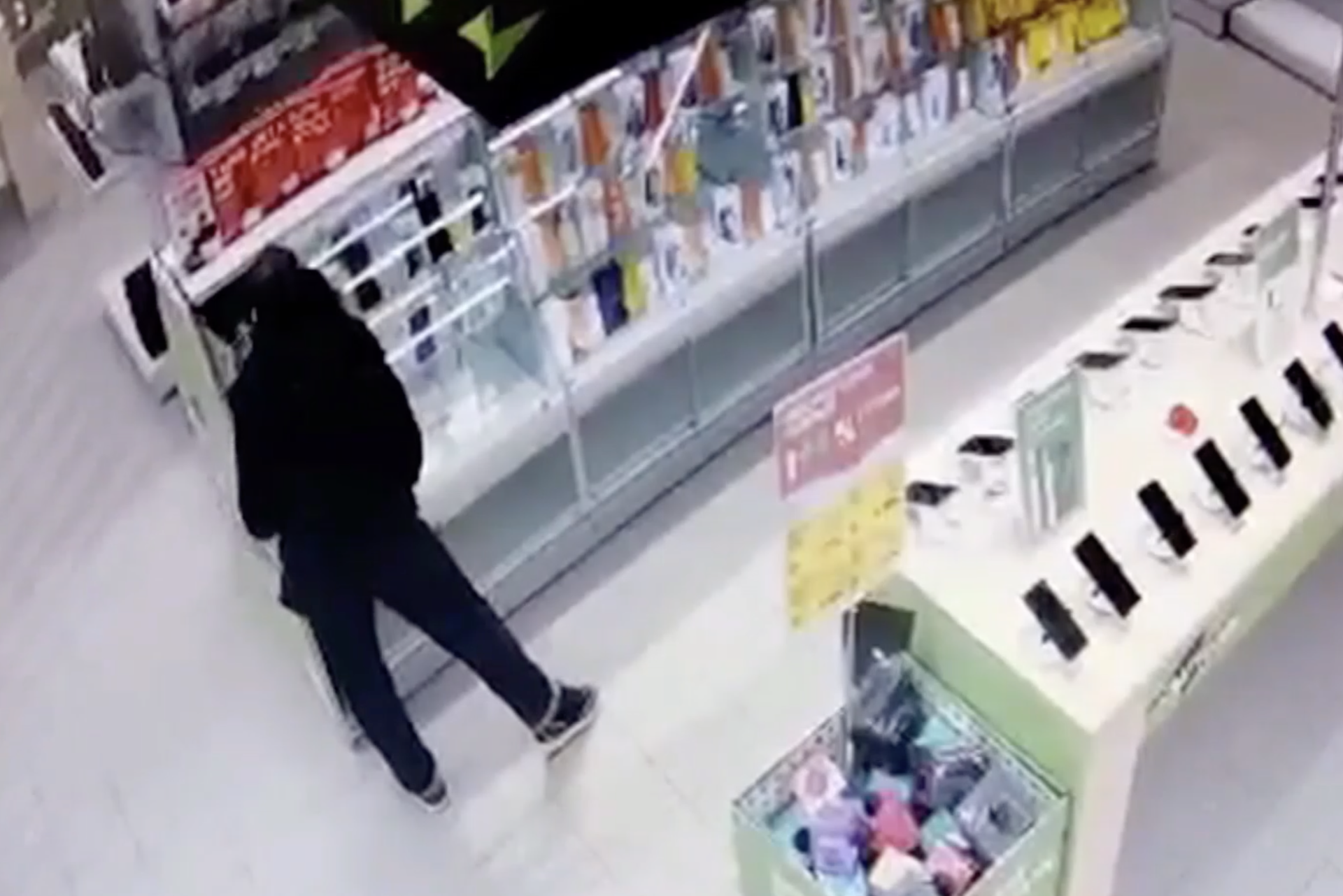 Наглый российский подросток за день обчистил четыре магазина электроники. Поймали его не сразу