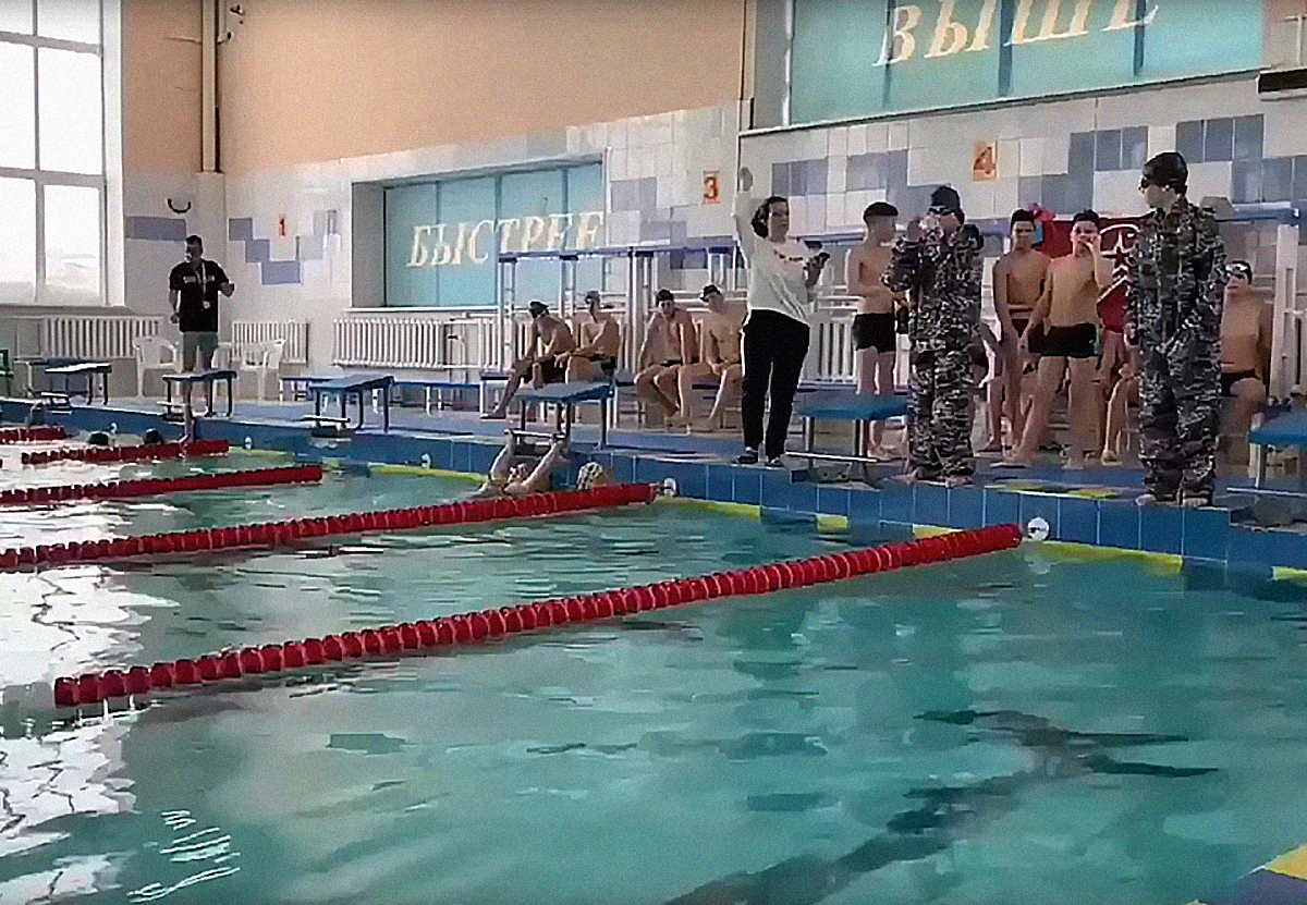 Российским школьникам устроили соревнования по плаванию в камуфляже с автоматами
