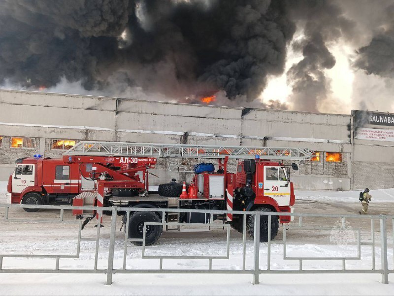 Гигантский пожар разгорелся на складе холодильников в российском регионе