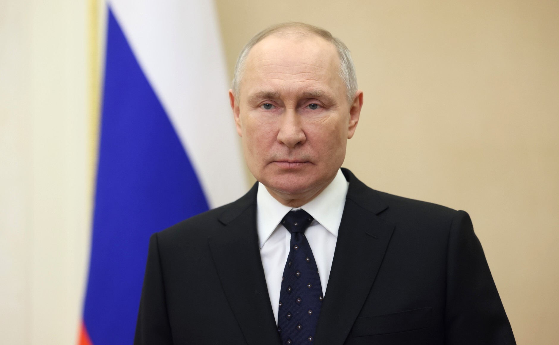Путин поздравил россиян с Днём защитника Отечества и пообещал вкладываться в армию
