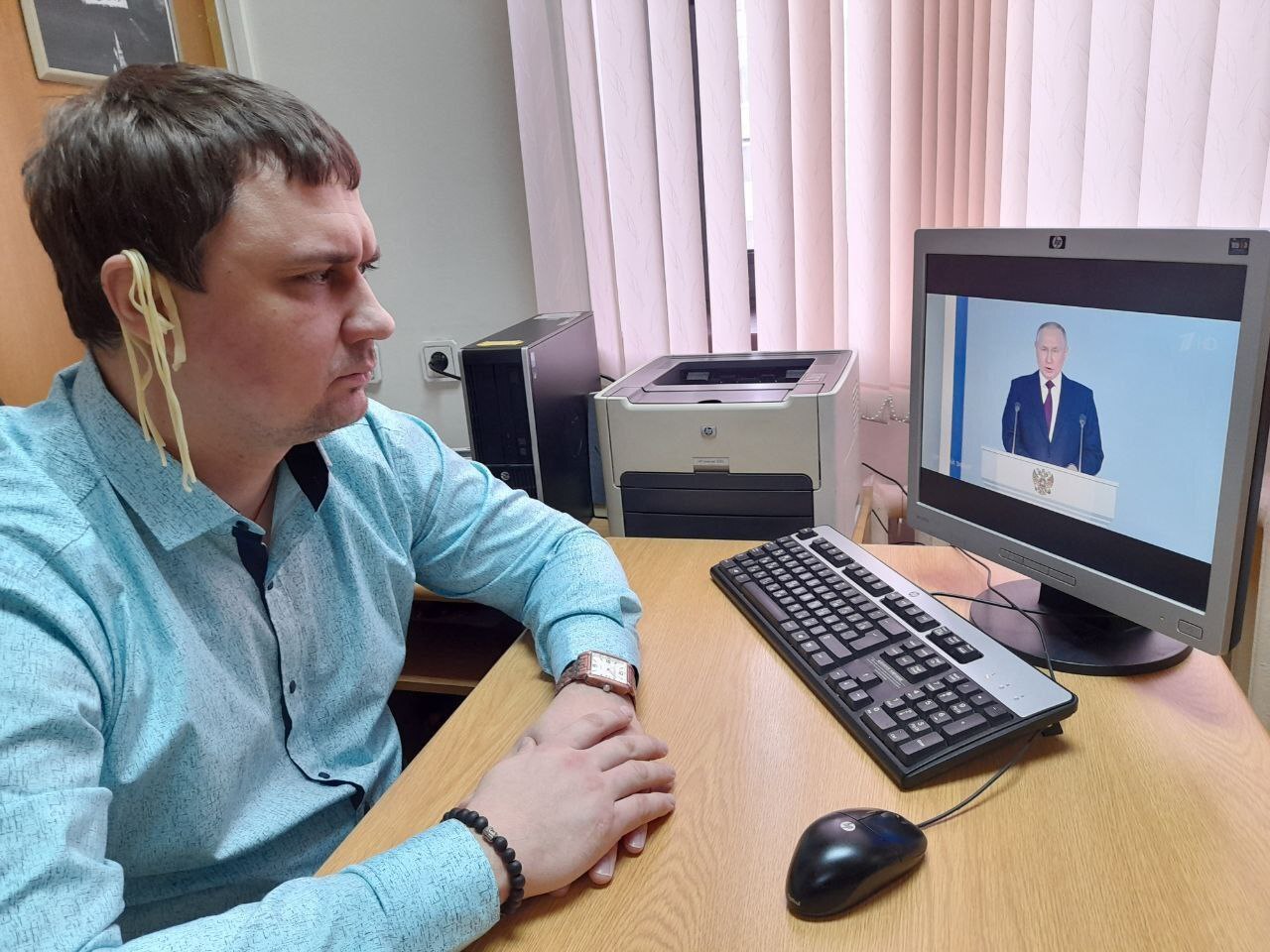 Депутат-коммунист показал, как он слушает Путина с лапшой на ушах. Парламентария призовут к ответу