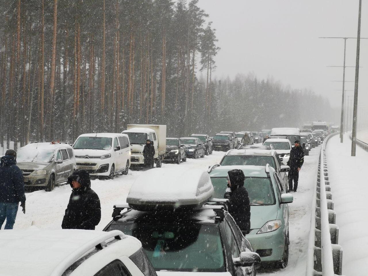 Массовая авария в российском регионе заблокировала трассу на Москву