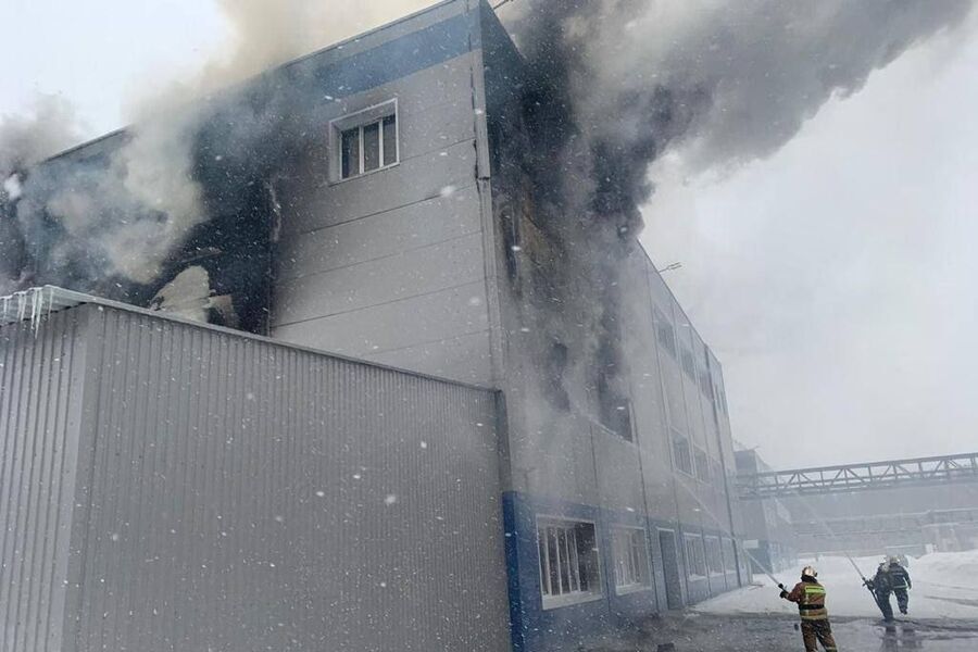 Завод бытовой химии загорелся в российском регионе