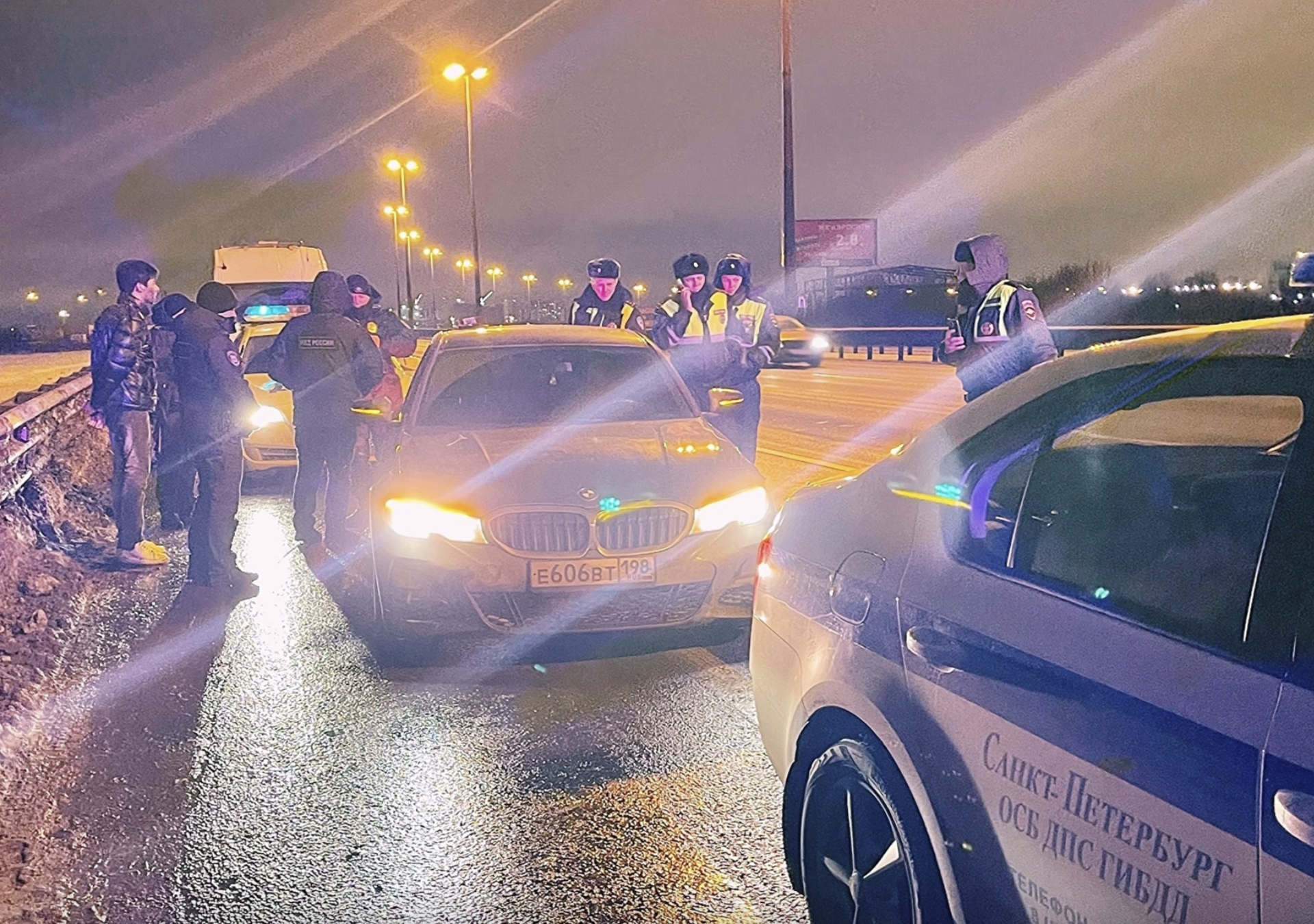 Юный лихач на BMW сбил петербургских полицейских и ненадолго умчался в закат