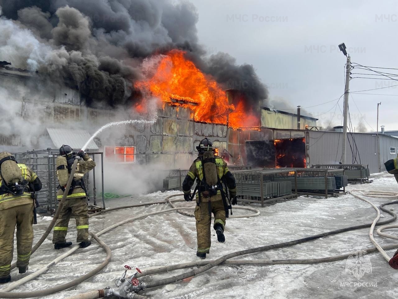 В Ульяновске произошёл крупный пожар. На вещевом рынке загорелись склады