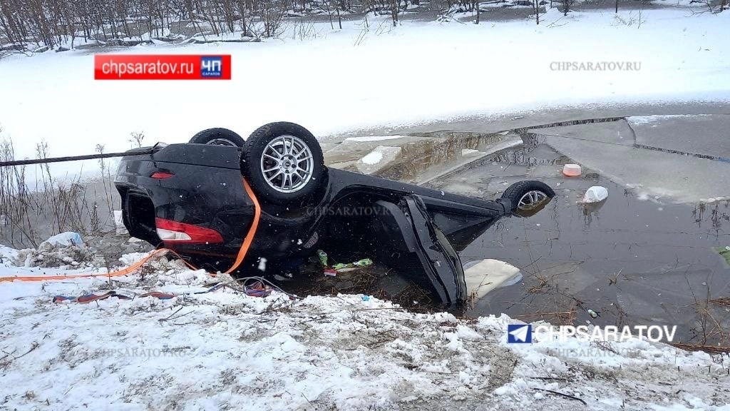 В Саратовской области при опрокидывании автомобиля погибли мать и сын