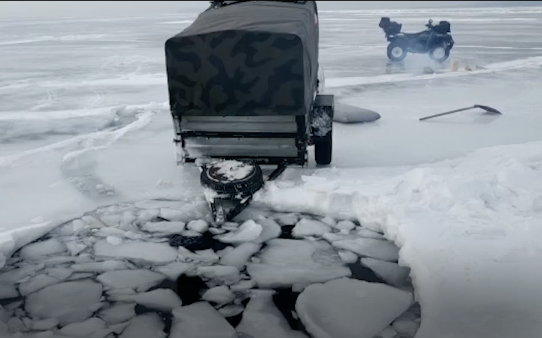 Mash: Машина рыбака Mitsubishi Pajero провалилась под лёд на Байкале