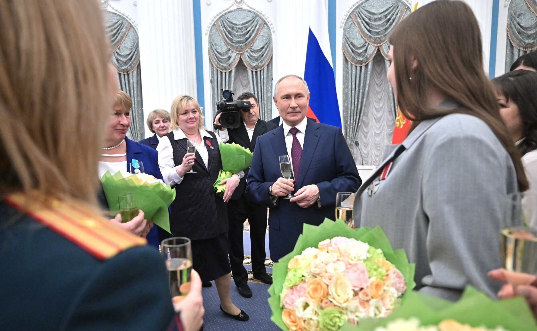 Путин 8 марта вручил 20 россиянкам государственные награды
