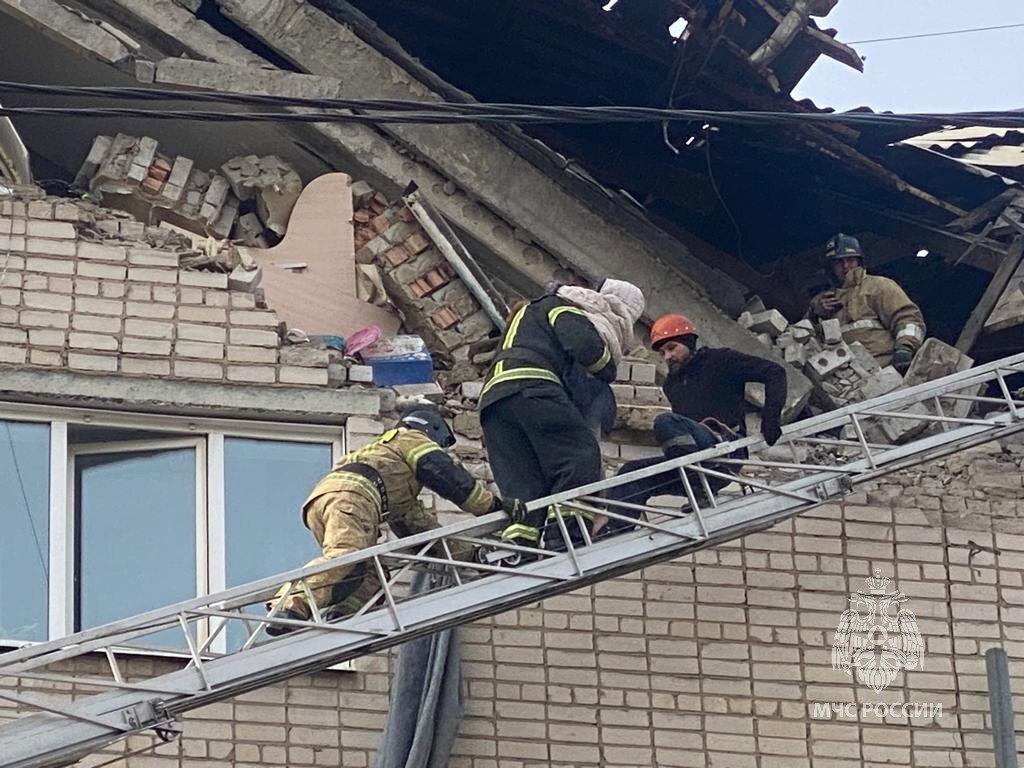 МЧС: в Чите взрыв газа разрушил два этажа жилого дома
