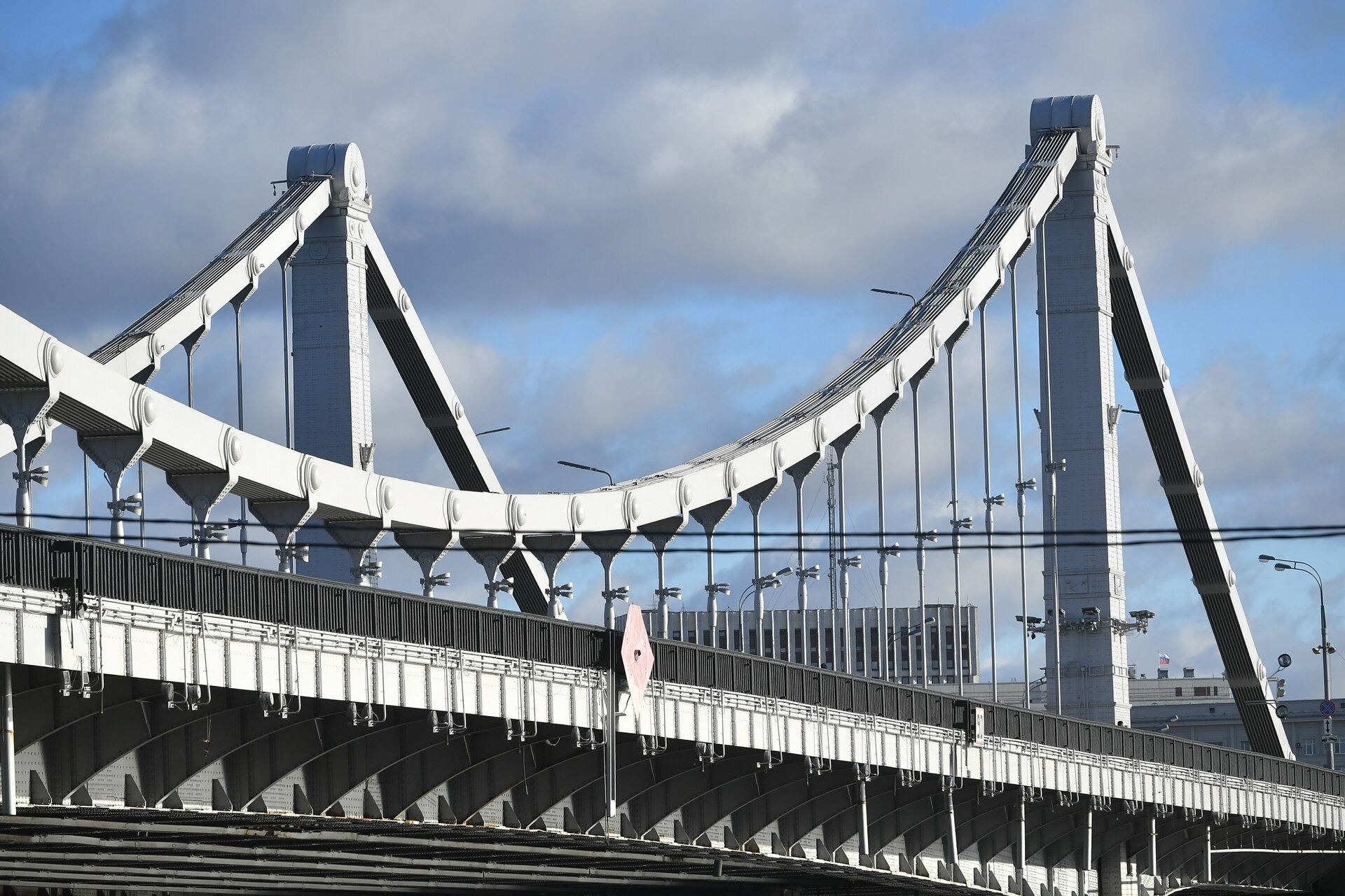 СМИ: парень прыгнул с Крымского моста в Москве ради девушки
