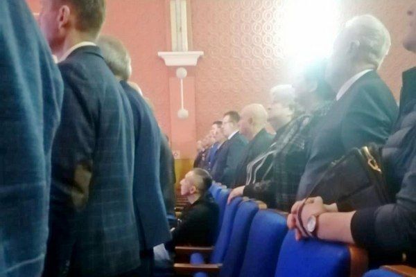 В Калужской области не вставшему во время исполнения гимна России депутату райсобрания пришла повестка