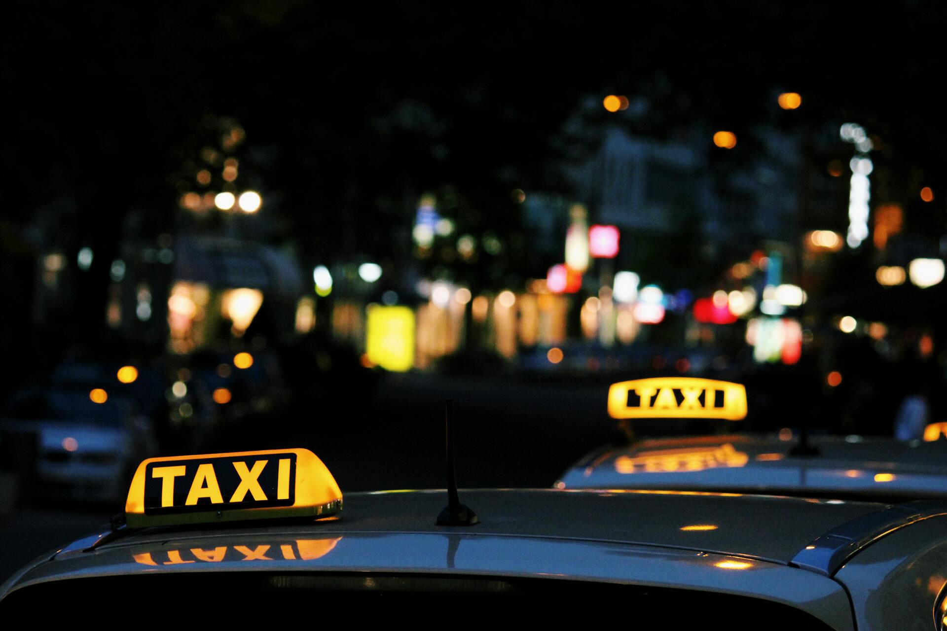 Таксисты в России стали зарабатывать на треть больше, чем год назад