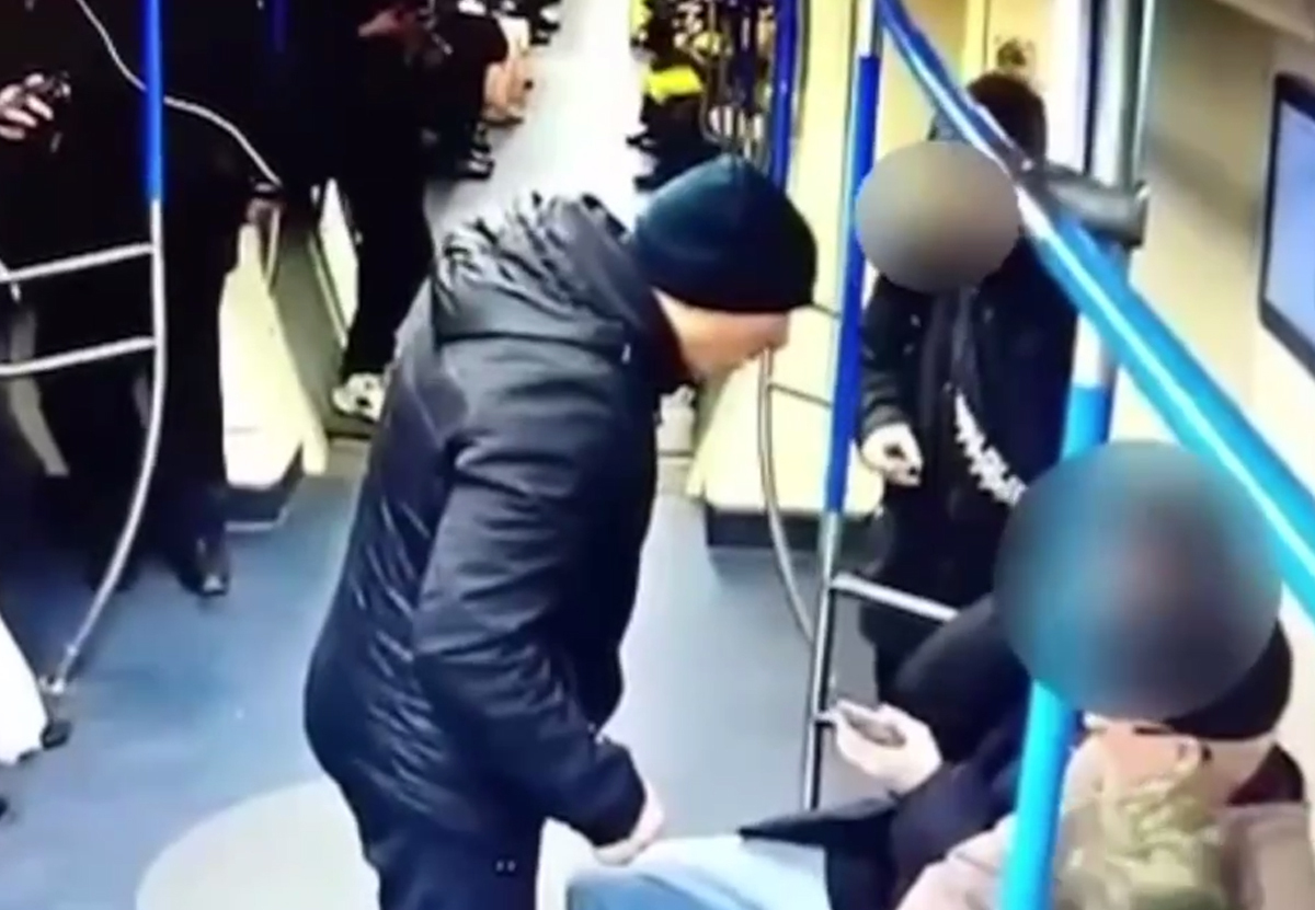 Московского подростка ударили в лицо головой в вагоне метро