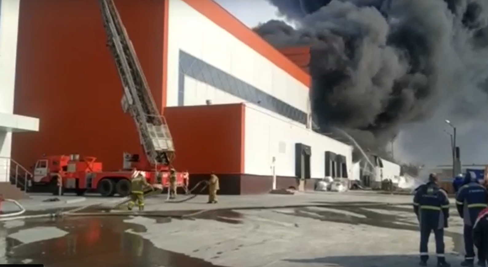 В Свердловской области возник пожар в здании научно-производственного комплекса