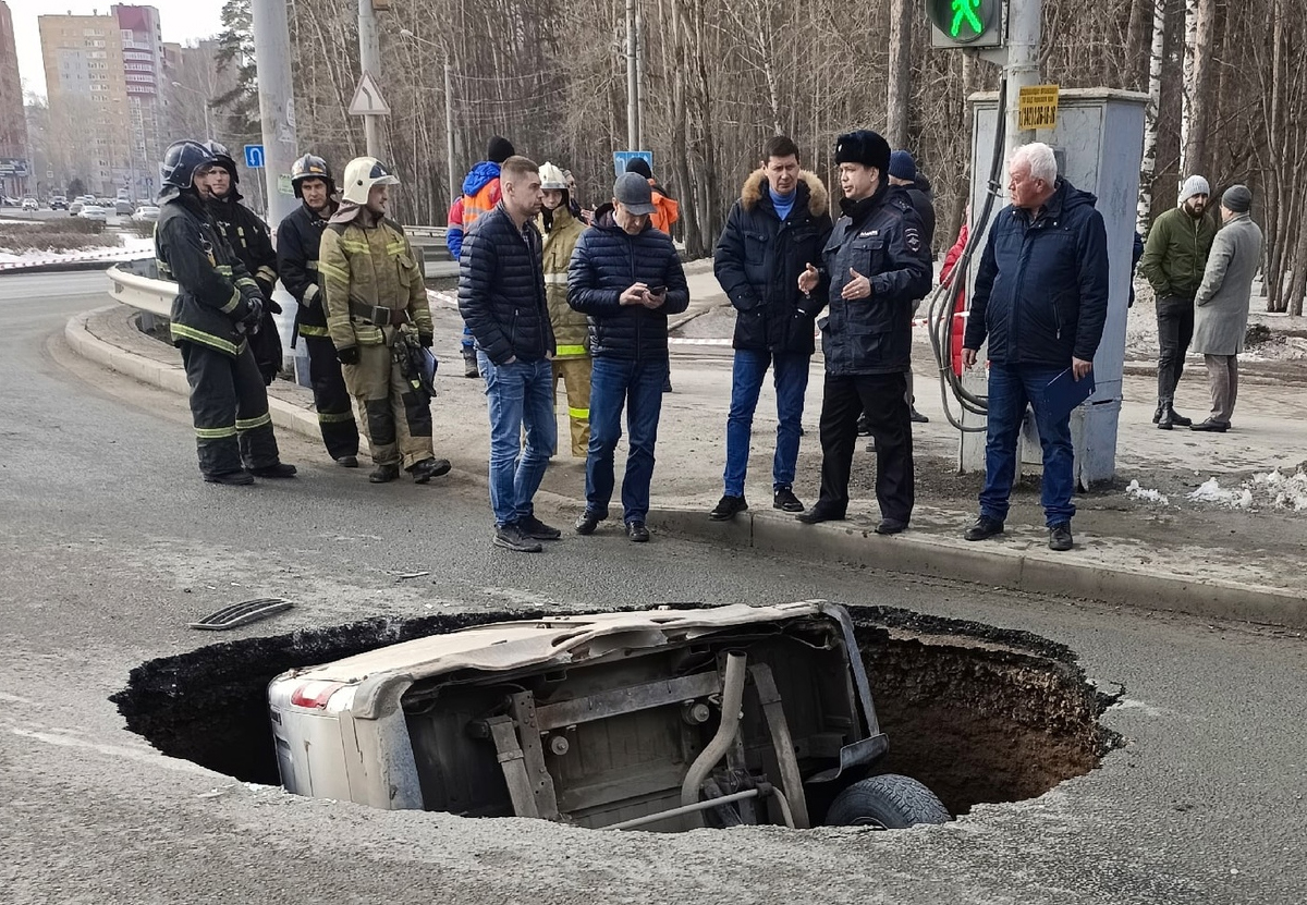 В российском городе «Газель» полностью ушла под землю — Секрет фирмы