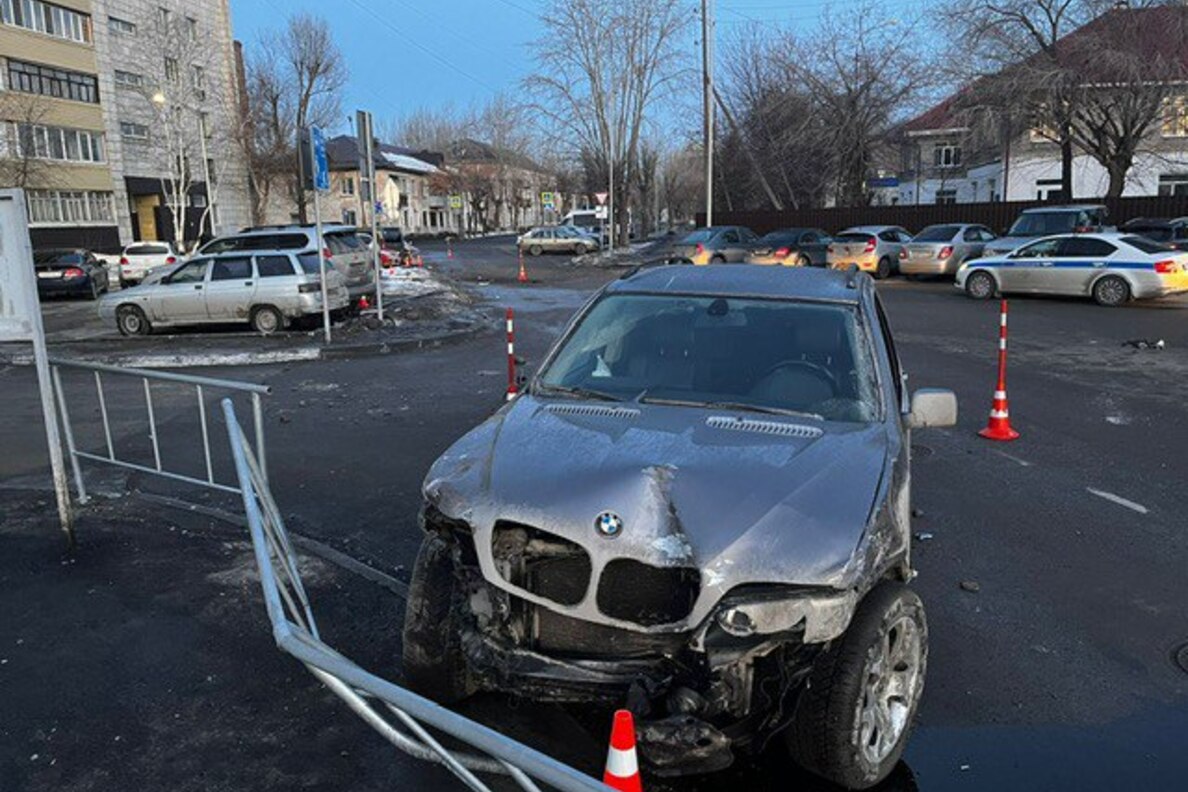 Россиянин на BMW напился и протаранил сразу девять припаркованных машин —  Секрет фирмы