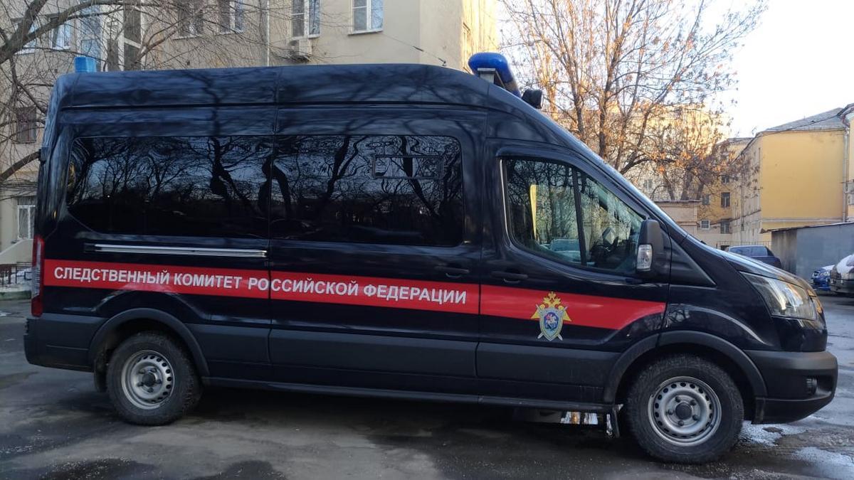 Под окнами многоэтажки в Екатеринбурге нашли тело матери, убившей двоих детей